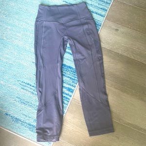 Lululemon Cropped Legging. Like new. No pilling.